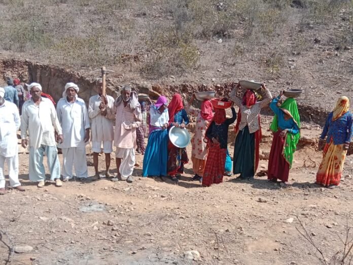 मनरेगा मजदूरों को चार माह से नहीं मिल रहा वेतन,MNREGA workers no salary मनरेगा मजदूरों को चार माह से नहीं मिल रहा वेतन,MNREGA workers no salary
