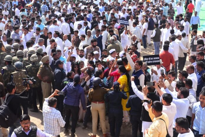 इंदिरा गांधी पर अमर्यादित टिप्पणी के विरोध में कांग्रेस का विधानसभा घेराव
