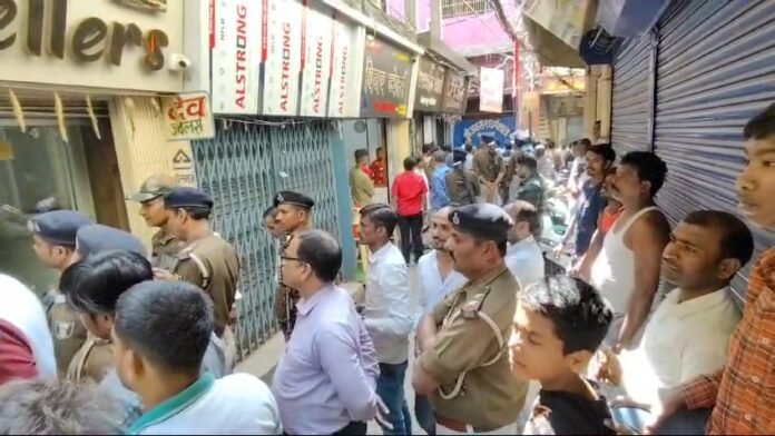 ज्वेलर्स दुकान में नकाबपोश बदमाशों ने की लूटपाट