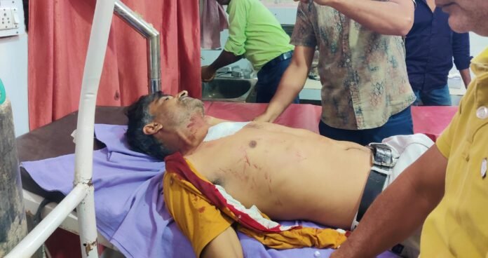 शाहपुरा में फायरिंग से सनसनी: त्रिमूर्ति चौराहे पर युवक पर हमला, पुलिस ने की जांच तेज शाहपुरा में फायरिंग से सनसनी: त्रिमूर्ति चौराहे पर युवक पर हमला, पुलिस ने की जांच तेज