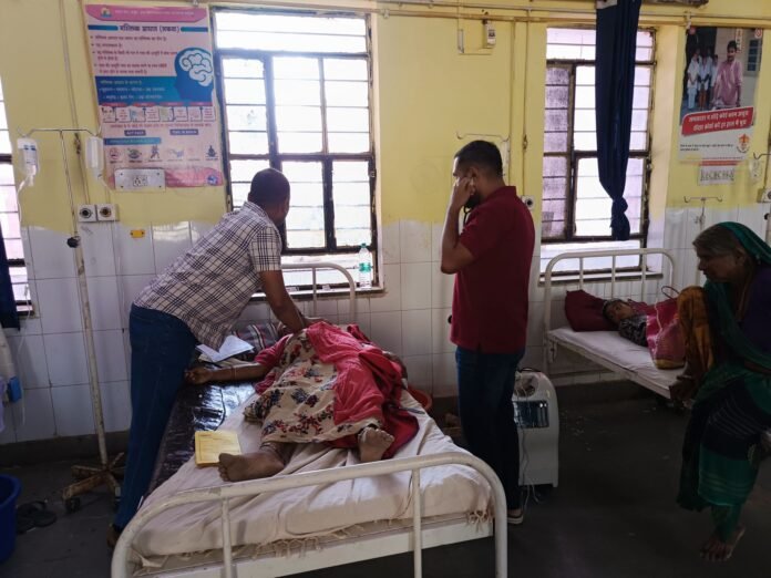 फोटो भर्ती महिला मरीज को सीपीआर देते कर्मचारी व डॉक्टर