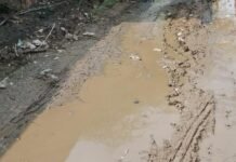 रतनपुरा में सड़कें बदहाल, 10 दिन में टूटकर बिखरी निर्माण गुणवत्ता पर उठे सवाल