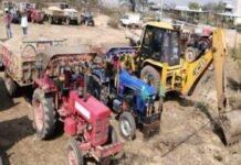 अवैध बजरी पर शिकंजा, जेसीबी मशीन और बजरी के दो ट्रेक्टर ट्रॉली डिटेन, 8 टन बजरी जब्त