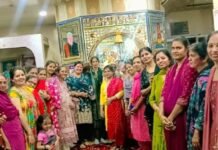 झूलेलाल मन्दिर में फागोत्सव मनाया, किया गुलाल रंग और अबीर से भगवान को सराबोर, पुष्प वर्षा कर बाँटी सिंधी मिठाइयां