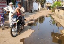 धोली में नरकीय जीवन जीने को मजबूर ग्रामीण: सड़कों पर बह रहा गंदा पानी, पोर्टल पर फर्जी रिपोर्ट पेश कर रहे अधिकारी