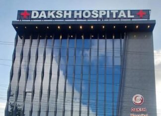 दक्ष हॉस्पिटल में इलाज नही गुंडागर्दी हो रही है: अटेंडर तूझे तमीज सीखा दूंगी, पहले पैसे दे फिर पेशेंट को छोडूंगी: डॉक्टर