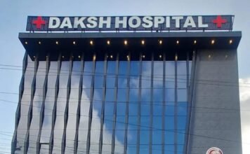 दक्ष हॉस्पिटल में इलाज नही गुंडागर्दी हो रही है: अटेंडर तूझे तमीज सीखा दूंगी, पहले पैसे दे फिर पेशेंट को छोडूंगी: डॉक्टर