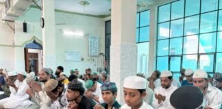 अकीदतमंदों ने दूसरे जुमा की नमाज अदा की, सजदे में झुके शीश, दुआ में उठे हाथ