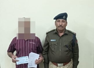 ऑपरेशन “उपलब्ध” में बड़ी कार्रवाई: न्यू कोटा आरक्षण केंद्र पर टिकटों की कालाबाजारी करते व्यक्ति को पकड़ा