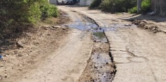 चम्बल विभाग की लापरवाही से सड़क बनी मुसीबत,तीन साल से गड्ढों और गंदे पानी से जूझ रहे दो दर्जन गांवों के लोग