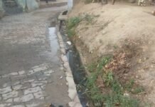 एक महीने से नाली की सफाई न होने से गंदगी से नालियां रही हैं बजबजा