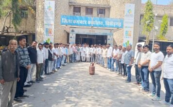 मोदी सरकार ने पहले नोटबन्दी फिर खाद और अब गैस सिलेंडर के लिए लाइनों में खड़ा कर दिया: एक्स मिनिस्टर जाड़ावत