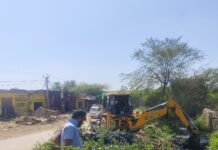 स्वच्छता की अनूठी पहल: लाडपुरा के युवाओं ने जेसीबी चलाकर साफ किया गंदगी से अटा नाला, राहगीरों को मिली राहत