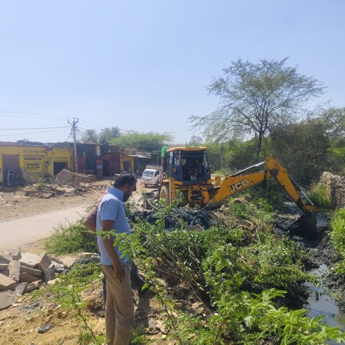 स्वच्छता की अनूठी पहल: लाडपुरा के युवाओं ने जेसीबी चलाकर साफ किया गंदगी से अटा नाला, राहगीरों को मिली राहत