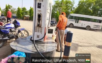 बोतलों में पेट्रोल-डीजल बिक्री का आरोप, किसानों को ट्रैक्टर लाने को किया जाता है मजबूर