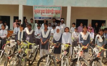 सत्या खुशहाल जीवनदान फाउंडेशन ने 34 छात्र-छात्राओं को बांटी साइकिलें