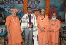 धर्म के इंद्र बनकर छाए एसपी यादव, विदाई समारोह में उमड़ा जनसैलाब, हरिशेवा धाम में संतों के सानिध्य में हुआ भव्य अभिनंदन, लोगों ने कहा — “ऐसे अफसर बार-बार नहीं आते”