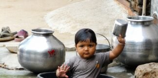 नौतपा की तपिश से राहत का अनोखा जुगाड़: टब में बैठकर गर्मी से बचती दिखी नन्ही बालिका
