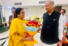 राजस्थान स्टेट गेस्ट हाउस में पूर्व मुख्यमंत्री अशोक गहलोत से मिलीं महिला कांग्रेस की राष्ट्रीय सचिव हेमलता चौधरी