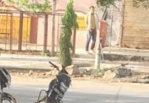 ग्राम पंचायत अलीगढ़ की दीवार पर ही गंदगी-स्वच्छ भारत मिशन की उड़ाई जा रही धज्जियां